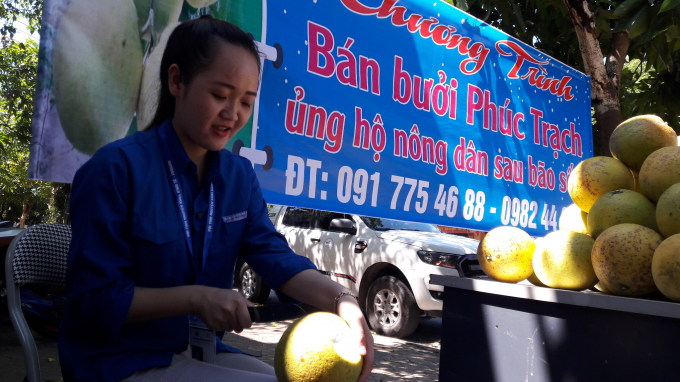 Một bạn t&igrave;nh nguyện vi&ecirc;n gọt bưởi để