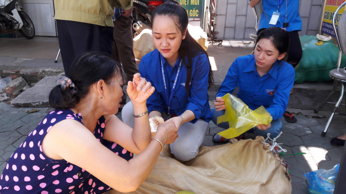 Sau khi nếm thử nhiều người khen chất lượng của bưởi Ph&uacute;c Trạch rất tốt.