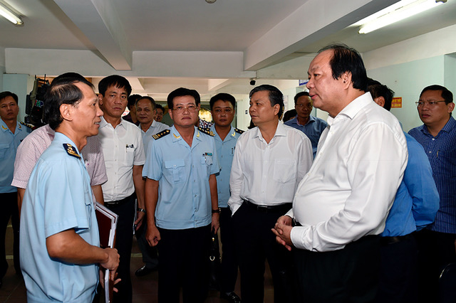 Bộ trưởng Mai Tiến Dũng - Tổ trưởng Tổ c&ocirc;ng t&aacute;c của Thủ tướng trao đổi với l&atilde;nh đạo Chi cục hải quan