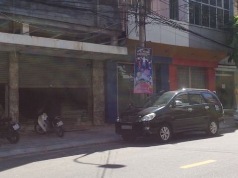 Căn nh&agrave; số 43 Nguyễn Th&aacute;i Học (sau chiếc &ocirc; t&ocirc; m&agrave;u đen)&nbsp;của B&iacute; thư Đ&agrave; Nẵng Nguyễn Xu&acirc;n Anh.