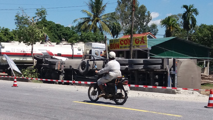 Chiếc xe lật c&aacute;ch nh&agrave; người d&acirc;n khoảng chừng 10m.