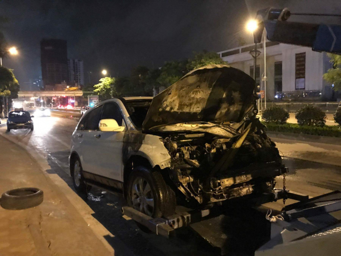 Chiếc xe &ocirc;t&ocirc; bị ch&aacute;y rụi phần đầu