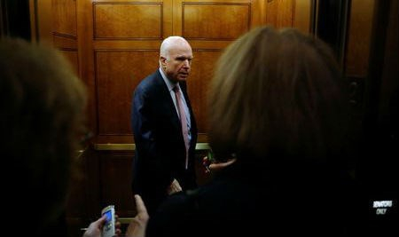 Thượng nghị sỹ John McCain l&agrave; một trong những người ủng hộ dự luật.
