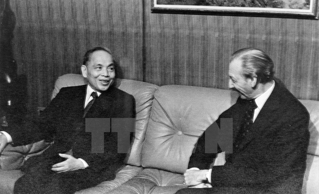 Tổng Thư k&yacute; Li&ecirc;n hợp quốc K.Vanhem tiếp Bộ trưởng Ngoại giao Nguyễn Duy Trinh, ng&agrave;y 20/9/1977, tại Kỳ họp thứ 32 Đại hội đồng Li&ecirc;n hợp quốc ở New York (Mỹ). Kỳ họp đ&atilde; th&ocirc;ng qua Nghị quyết c&ocirc;ng nhận Việt Nam l&agrave; th&agrave;nh vi&ecirc;n của Li&ecirc;n hợp quốc. (Ảnh: Tư liệu TTXVN)