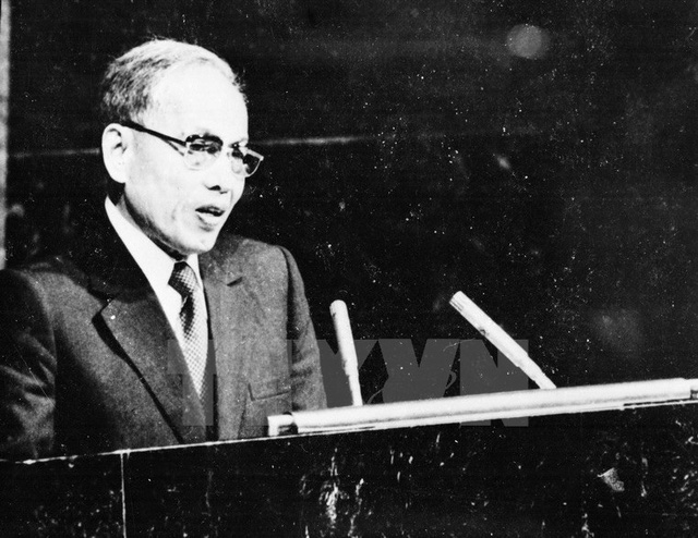 Bộ trưởng Ngoại giao Nguyễn Duy Trinh ph&aacute;t biểu tại Kỳ họp thứ 32 Đại hội đồng Li&ecirc;n hợp quốc tại New York (Mỹ) ng&agrave;y 20/9/1977. Kỳ họp đ&atilde; th&ocirc;ng qua Nghị quyết c&ocirc;ng nhận Việt Nam l&agrave; th&agrave;nh vi&ecirc;n của Li&ecirc;n hợp quốc. (Ảnh: Tư liệu TTXVN)