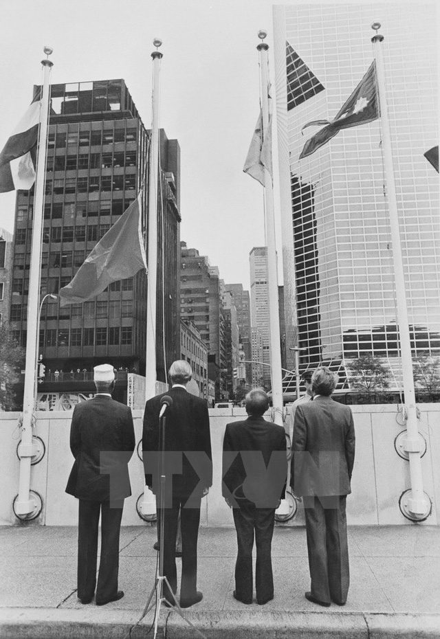 Lễ k&eacute;o cờ Việt Nam tại trụ sở Li&ecirc;n hợp quốc ng&agrave;y 20/9/1977, đ&aacute;nh dấu sự kiện Việt Nam ch&iacute;nh thức l&agrave; th&agrave;nh vi&ecirc;n của Li&ecirc;n hợp quốc. (Ảnh: Tư liệu TTXVN)