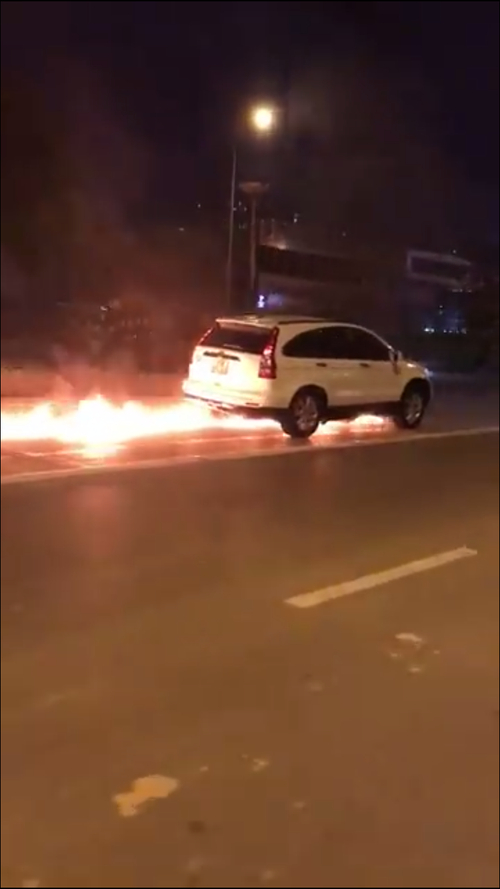 H&agrave; Nội: &Ocirc; t&ocirc; k&eacute;o l&ecirc; xe m&aacute;y h&agrave;ng trăm m&eacute;t trong l&agrave;n đường BRT bốc ch&aacute;y ng&ugrave;n ngụt