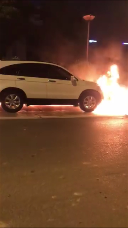 &Ocirc; t&ocirc; v&agrave; xe m&aacute;y dưới gầm bốc ch&aacute;y dữ dội. Ảnh otofun