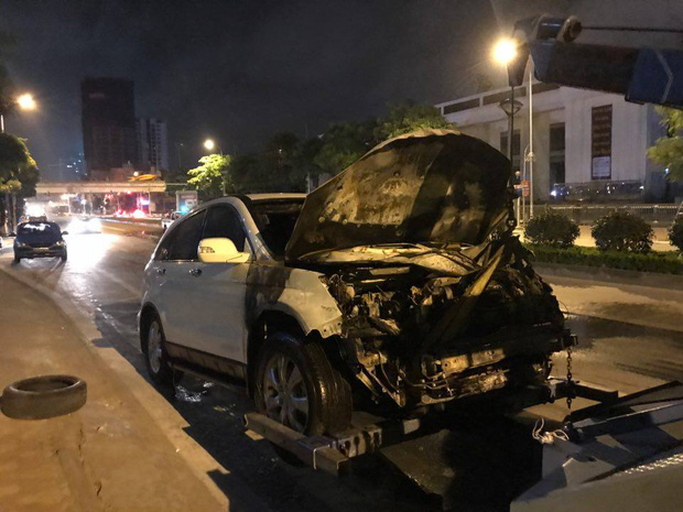 Xe &ocirc; t&ocirc; bị ch&aacute;y rụi phần đầu.