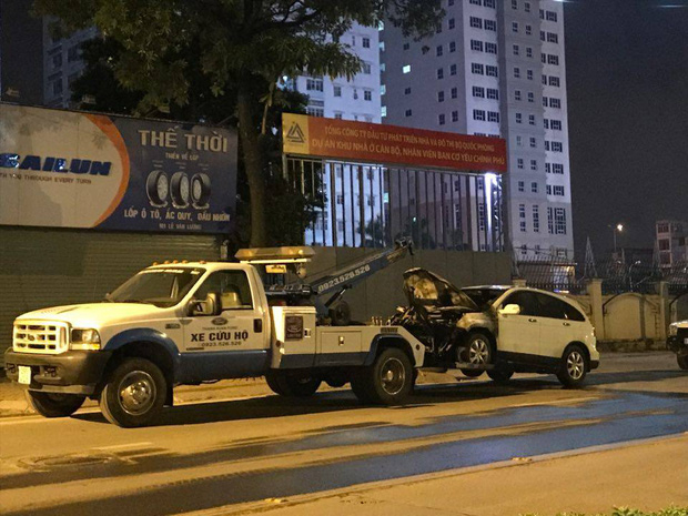 Hai tiếng sau tai nạn, chiếc xe &ocirc; t&ocirc; được cẩu đi.