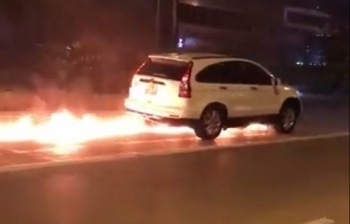 Hà Nội: Ô tô kéo lê xe máy hàng trăm mét trong làn đường BRT bốc cháy ngùn ngụt