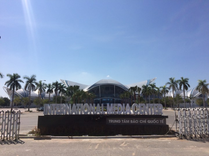 Ph&iacute;a ngo&agrave;i Trung t&acirc;m b&aacute;o ch&iacute; quốc tế phục vụ APEC 2017 tại Đ&agrave; Nẵng.