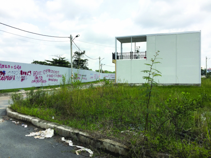 Một số l&ocirc; đất chưa ra được sổ đỏ v&agrave; vẫn phải chờ.