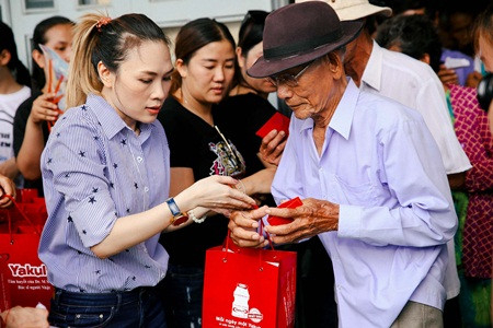 Hơn 300 phần qu&agrave; bao gồm gạo, đường, b&uacute;n gạo, b&aacute;nh trung thu c&ugrave;ng những sản phẩm của nh&agrave; t&agrave;i trợ đ&atilde; được Mỹ T&acirc;m trao tận tay cho những ho&agrave;n cảnh k&eacute;m may mắn tại UBND x&atilde; An Thuận, huyện Thạnh Ph&uacute;, tỉnh Bến Tre.