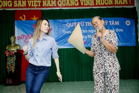 Nữ ca sĩ đ&atilde; t&igrave;nh nguyện m&uacute;a phụ họa khi b&agrave; cụ đang thể hiện một ca kh&uacute;c nhạc trẻ s&ocirc;i động ngay tr&ecirc;n s&acirc;n khấu.