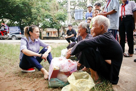 H&igrave;nh ảnh nữ ca sĩ ngồi bệt xuống vệ đường để tr&ograve; chuyện c&ugrave;ng những cụ gi&agrave; đang chờ người nh&agrave; đ&oacute;n b&ecirc;n lề đường l&agrave;m nhiều người kh&ocirc;ng khỏi x&uacute;c động.