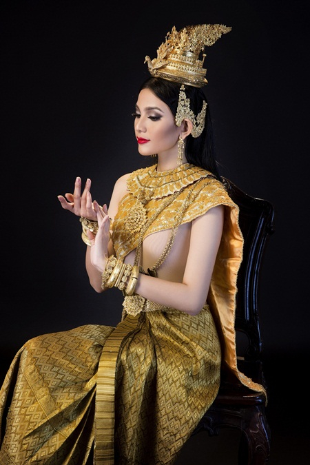 Với vẻ đẹp tự nhi&ecirc;n, trong s&aacute;ng c&ugrave;ng l&agrave;n da b&aacute;nh mật khỏe khoắn, Trương Thị May h&oacute;a th&acirc;n th&agrave;nh c&ocirc; g&aacute;i Apsara chuẩn mực với những động t&aacute;c m&uacute;a đẹp mắt.&nbsp;