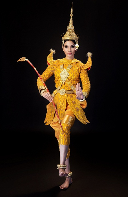 Trương Thị May khoe vẻ y&ecirc;u kiều, dịu d&agrave;ng mừng tết Đ&ocirc;nTa của người Khmer