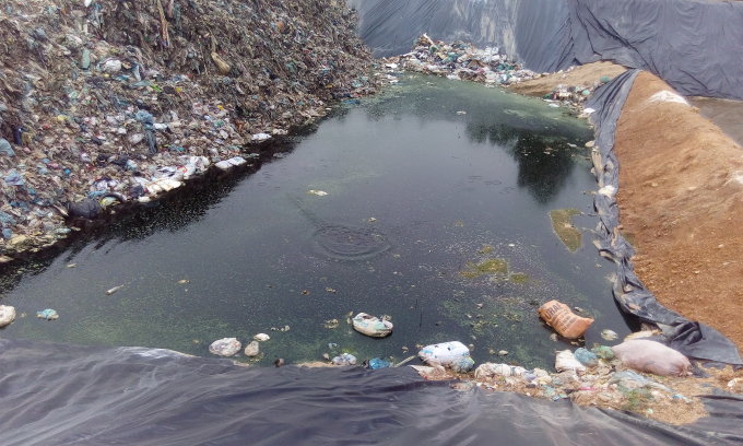 Nước thải đen ng&ograve;m tại c&aacute;c &ocirc; chứa r&aacute;c.