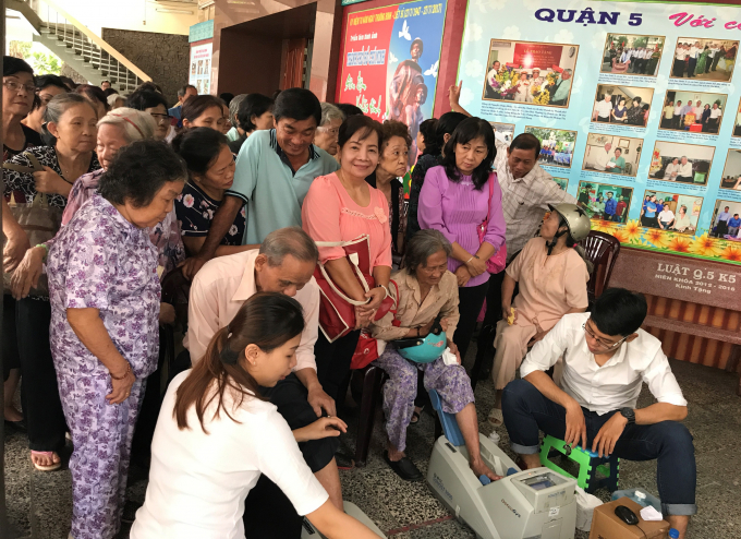 Người cao tuổi tới tham dự hội thảo h&agrave;o hứng với hoạt động đo lo&atilde;ng xương.