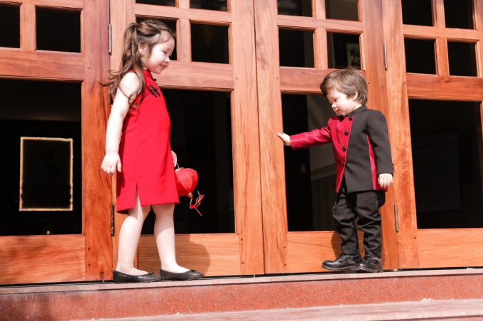 Hai thi&ecirc;n thần nh&iacute; thoải m&aacute;i đ&ugrave;a nghịch, vui chơi c&ugrave;ng nhau.&nbsp;