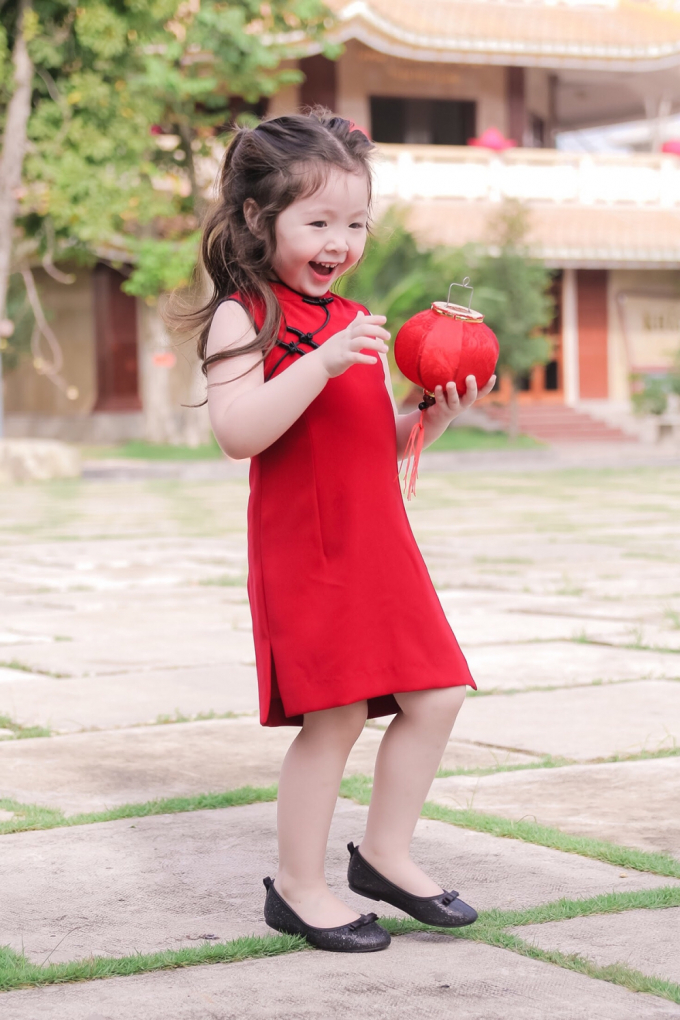 C&ocirc; b&eacute; Cadie Mộc Tr&agrave; năm nay bước sang tuổi thứ 3 n&ecirc;n kh&aacute; nghịch ngợm, li&ecirc;n tục chạy khắp nơi.&nbsp;