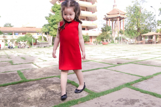 Vốn sở hữu gương mặt xinh xắn, Cadie tr&ocirc;ng c&agrave;ng đ&aacute;ng y&ecirc;u hơn với bộ trang phục của thương hiệu Elly's Babies v&agrave; chiếc lồng đ&egrave;n ton-sur-ton.