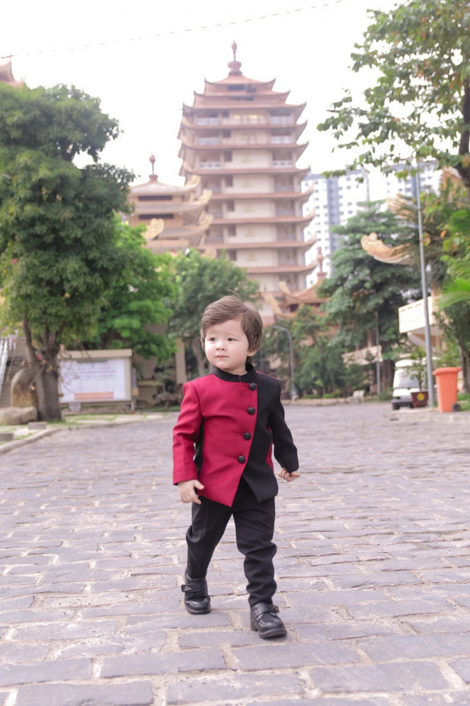 Trong khi đ&oacute;, cậu em Alfie T&uacute;c Mạch được mẹ Elly diện một bộ vest vừa vặn để đ&oacute;n Trung thu. M&aacute;i t&oacute;c bồng bềnh c&ugrave;ng những kiểu tạo d&aacute;ng kh&ocirc;ng thể ngầu hơn gi&uacute;p ch&agrave;ng so&aacute;i ca nh&iacute; tiếp tục chiếm trọn t&igrave;nh cảm y&ecirc;u mến từ kh&aacute;n giả.&nbsp;