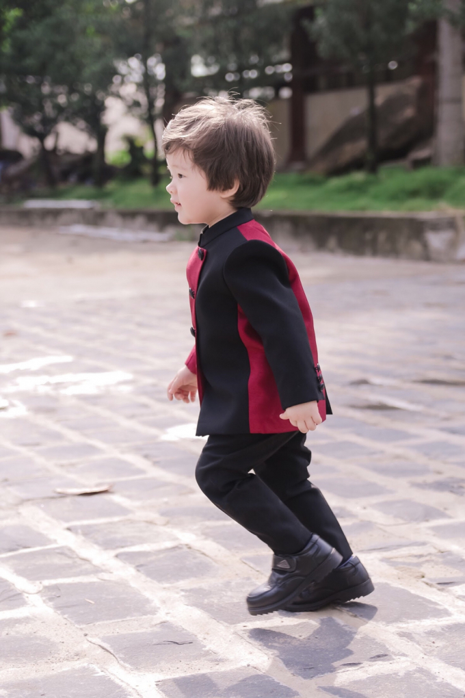 So với những h&igrave;nh ảnh trước đ&acirc;y do Mẹ Elly Trần chia sẻ tr&ecirc;n trang c&aacute; nh&acirc;n, b&eacute; Alfie đ&atilde; lớn hơn v&agrave; bước v&agrave;o giai đoạn chập chững biết đi. V&igrave; thế, cậu b&eacute; lu&ocirc;n hiếu động khiến mẹ Elly c&agrave;ng vất vả chăm s&oacute;c hơn.