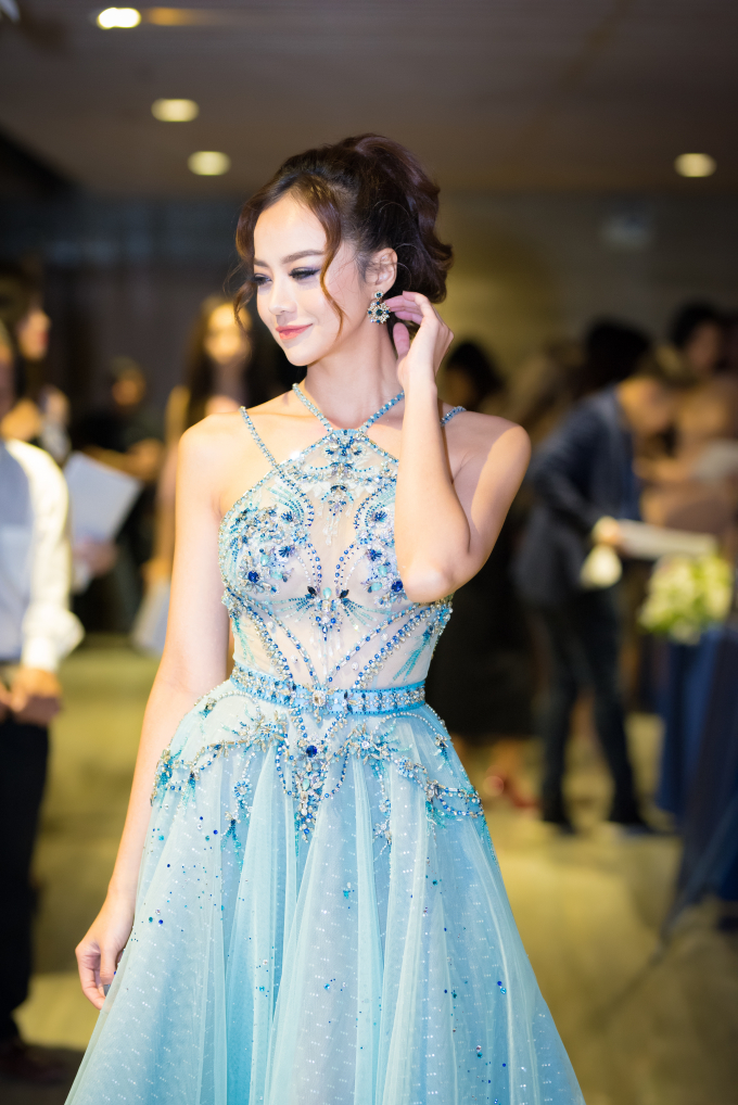 Hoa hậu Diễm Hương k&iacute;n đ&aacute;o, Kiều Ng&acirc;n lả lơi vai trần dự sự kiện