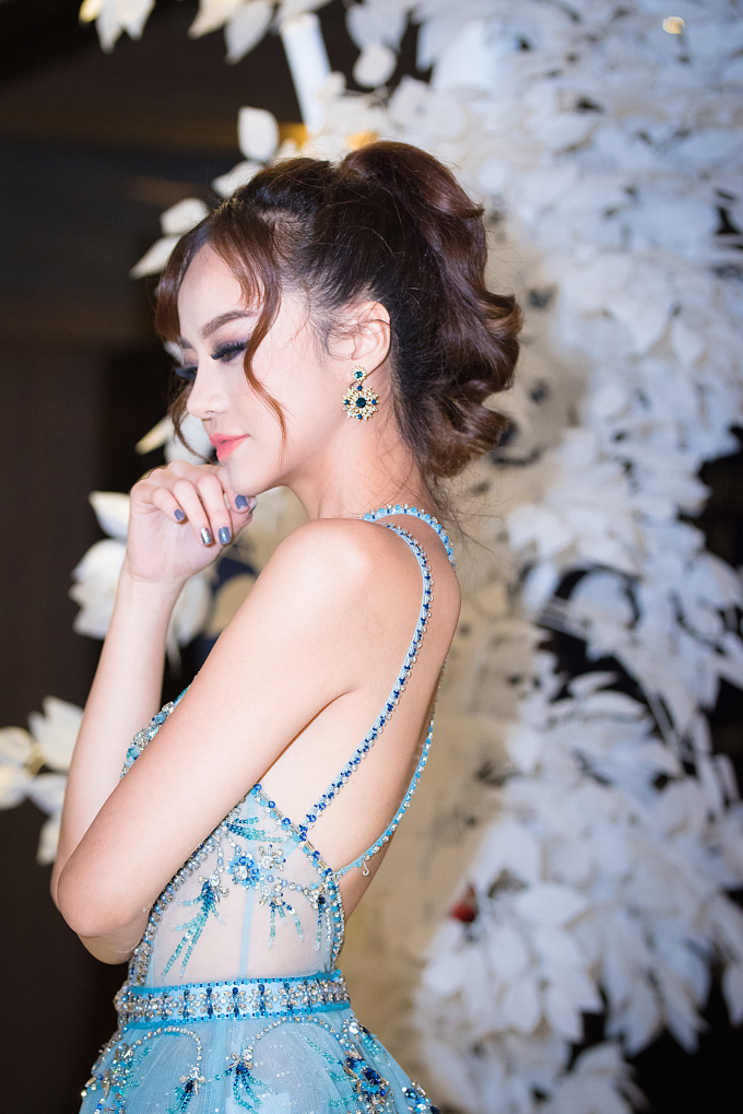 Hoa hậu Diễm Hương k&iacute;n đ&aacute;o, Kiều Ng&acirc;n lả lơi vai trần dự sự kiện