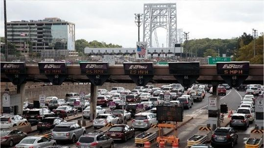 C&acirc;y cầu bị tắc do h&agrave;nh vi trả th&ugrave; ch&iacute;nh trị của nh&oacute;m gi&uacute;p việc cho &ocirc;ng Christie.