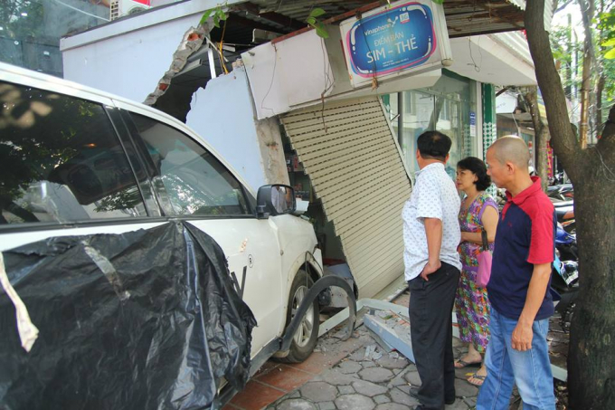 C&uacute; h&uacute;c manh l&agrave;m cửa cuốn bị m&eacute;o m&oacute;, tường bị hư hỏng nặng.