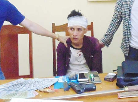 Đối tượng c&ugrave;ng tang vật bị tạm giữ để điều tra.