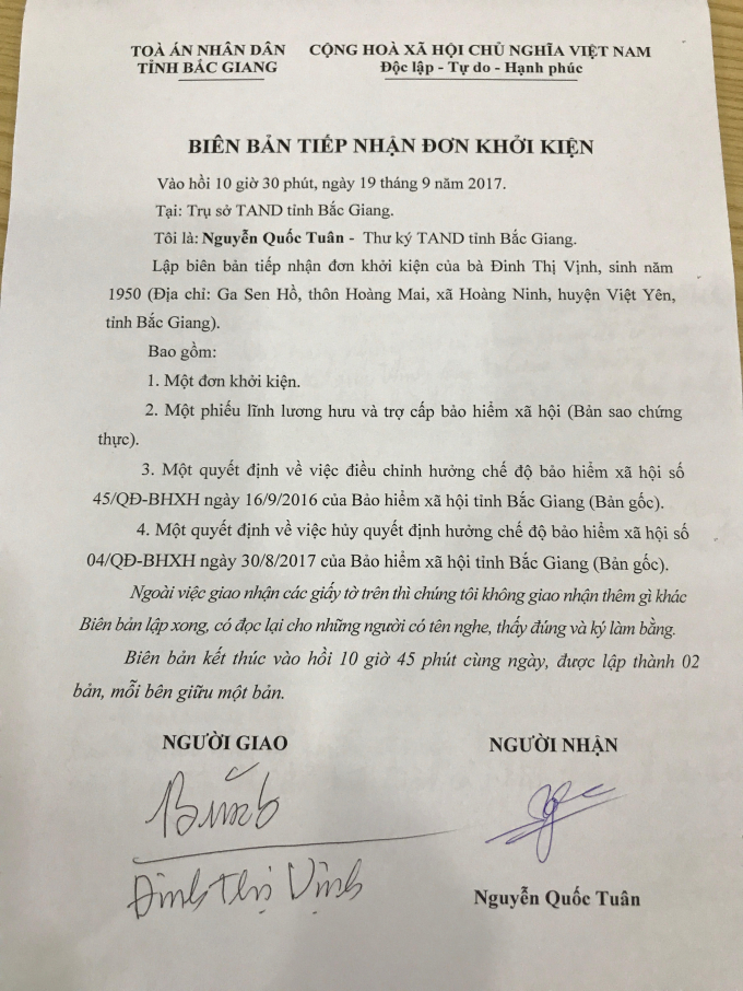 Bi&ecirc;n bản tiếp nhận đơn khởi kiện của TAND tỉnh Bắc Giang trong vụ việc c&ocirc;ng d&acirc;n kiện Gi&aacute;m đốc Bảo hiểm x&atilde; hội tỉnh Bắc Giang.