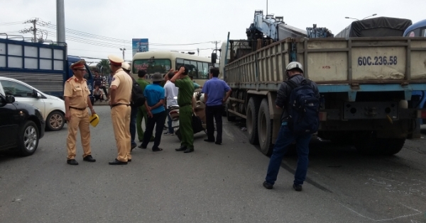 Xe tải cẩu ôm cua cuốn người đàn ông vào gầm tử vong tại chỗ