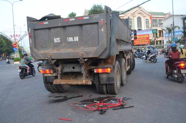 Trong l&uacute;c chiếc xe đạp n&aacute;t vụn, nam sinh kh&ocirc;ng bị hề hấn g&igrave;. Ảnh: BATGT Quảng Ng&atilde;i.