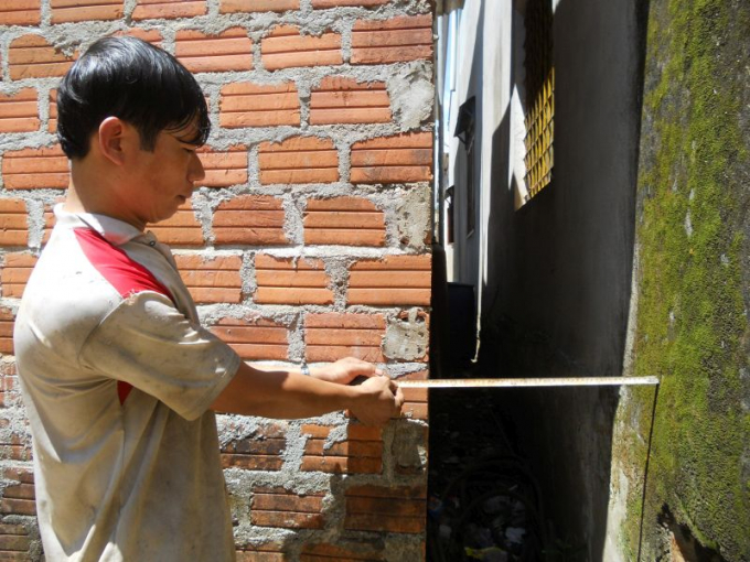 Phần m&oacute;ng v&agrave; tường nh&agrave; &ocirc;ng Tấn nằm ho&agrave;n to&agrave;n tr&ecirc;n đất của &ocirc;ng, c&aacute;ch v&aacute;ch tường nh&agrave; &ocirc;ng Đức khoảng 0,5m.