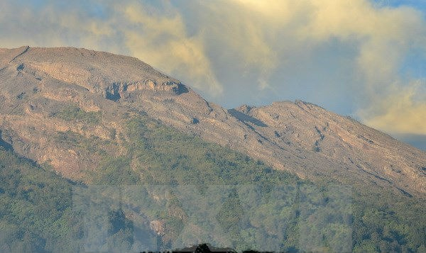 N&uacute;i Agung tr&ecirc;n đảo Bali nhả kh&oacute;i v&agrave; phun tro bụi. (Nguồn: AFP/TTXVN)