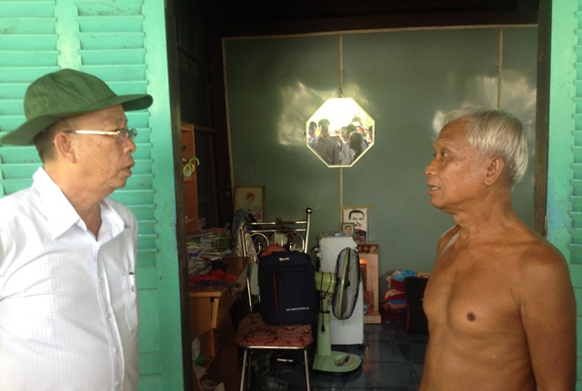 &Ocirc;ng Trần C&ocirc;ng Ch&aacute;nh - B&iacute; thư Tỉnh ủy Hậu Giang tiếp x&uacute;c với người d&acirc;n thị trấn M&aacute;i Dầm (Hậu Giang) h&ocirc;m 13/9.