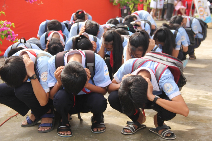 Diễn tập c&aacute;ch ph&ograve;ng ch&oacute;ng khi c&oacute; s&eacute;t v&agrave; mưa đ&aacute;.