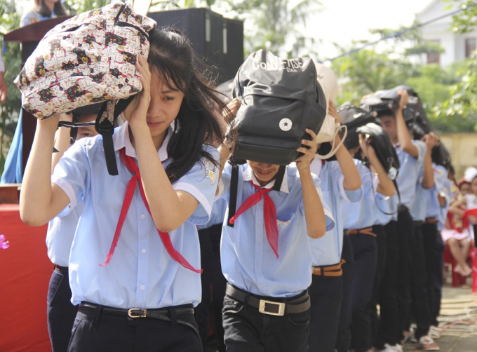 H&agrave;ng trăm học sinh diễn tập &ldquo;N&acirc;ng cao nhận thức về thi&ecirc;n tai&rdquo;