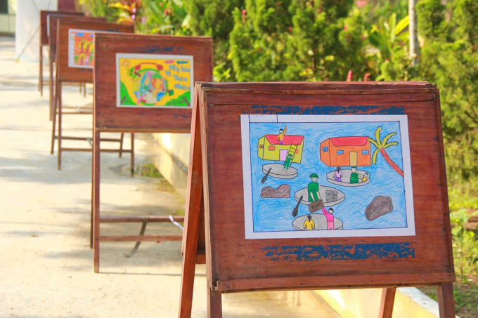 &nbsp;Sự kiện cũng trưng b&agrave;y nhiều t&aacute;c phẩm tranh vẽ tay của c&aacute;c em học sinh về chủ đề ứng ph&oacute; thi&ecirc;n tai.