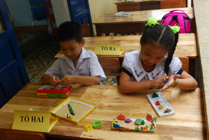 Nhiều em h&agrave;o hứng tham gia&nbsp;thi nặn tượng về nh&acirc;n vật trong truyện em y&ecirc;u th&iacute;ch.