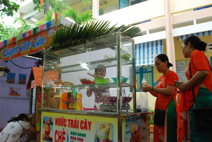 Kh&ocirc;ng gian ẩm thực l&agrave; điều kh&ocirc;ng thể thiếu trong ng&agrave;y hội đọc s&aacute;ch tại trường tiểu học Nguyễn Phan Vinh.