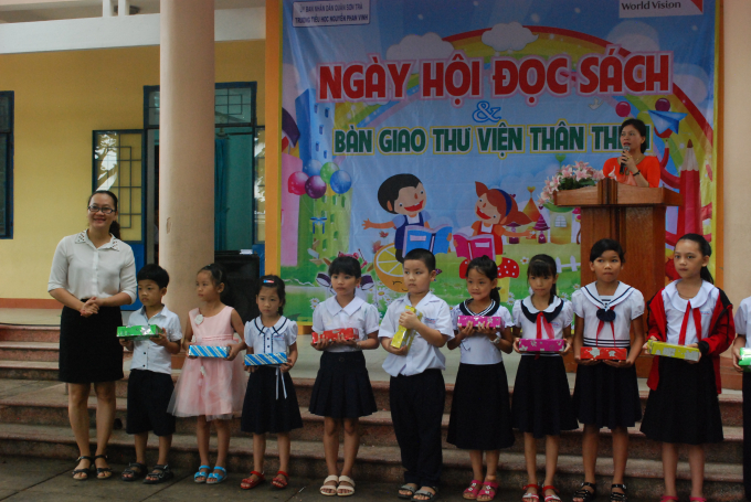 10 em học sinh c&oacute; ho&agrave;n cảnh kh&oacute; khăn cũng được&nbsp;Trung t&acirc;m ph&aacute;t triển v&ugrave;ng đ&ocirc; thị Sơn Tr&agrave; hỗ trợ.