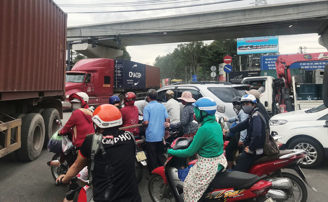 Giao th&ocirc;ng hỗn loạn tại ng&atilde; tư RMK (XLHN) v&agrave; n&uacute;t giao đường song ra v&agrave;o c&aacute;c cảng khu Trường Thọ, Thủ Đức.