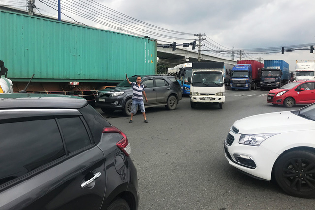 Nhiều t&agrave;i xế tranh nhau vượt qua đ&egrave;n t&iacute;n hiệu ở ng&atilde; tư RMK khiến giao th&ocirc;ng c&agrave;ng th&ecirc;m phức tạp.