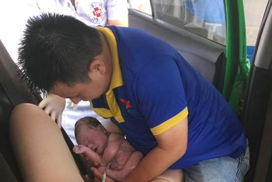 Trong trường hợp hi hữu người chồng đ&atilde; s&aacute;nh vai b&agrave; đỡ để gi&uacute;p vợ m&igrave;nh vượt cạn ngay tr&ecirc;n taxi.