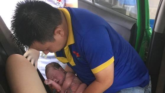 Chồng làm bà đỡ giúp vợ vượt cạn ngay trên taxi